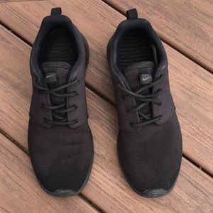 Black Nike Roshes